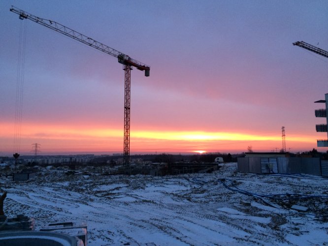 Plac budowy - widok w kierunku wschodnim, w kierunku Gdańska z powstającym budynkiem 18 w tle.