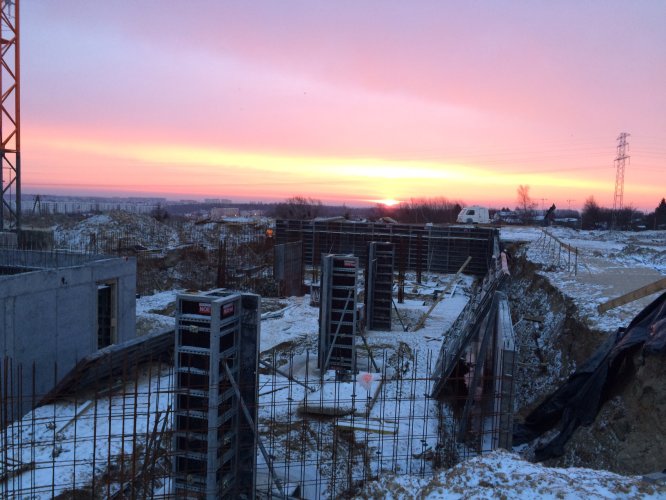 Budynek 18 - prace na poziomie kondygnacji podziemnej, widok w kierunku wschodzącego słońca.