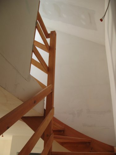Fragment drewnianych schodów zabiegowych prowadzących na poddasze mieszkania 2-poziomowego.