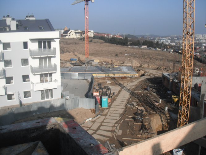 Widok z dachu budynku 16 w kierunku północno-wschodnim z panoramą gdańskiej Moreny w tle.