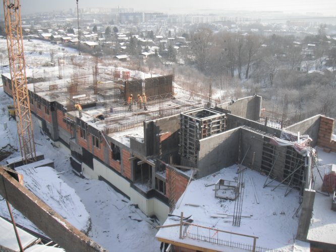 Budynek 17 - realizacja ścian piętra 1, widok z dachu budynku 16, z panoramą Gdańska w tle.
