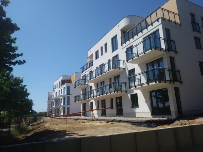 Budynek B - elewacja południowo-wschodnia z słonecznymi balkonami i tarasami po montażu barierek balkonowych.