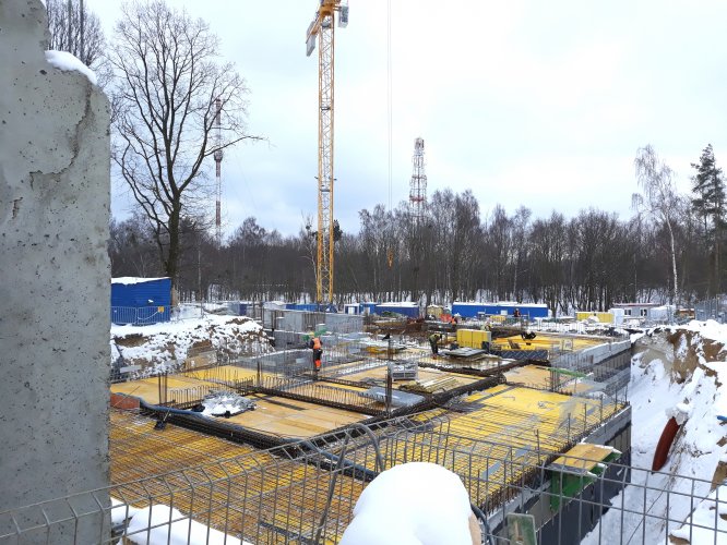 Budynek 5 - prace na poziomie stropu nad podziemną halą garażową. Widok w kierunku południowo-wschodnim.