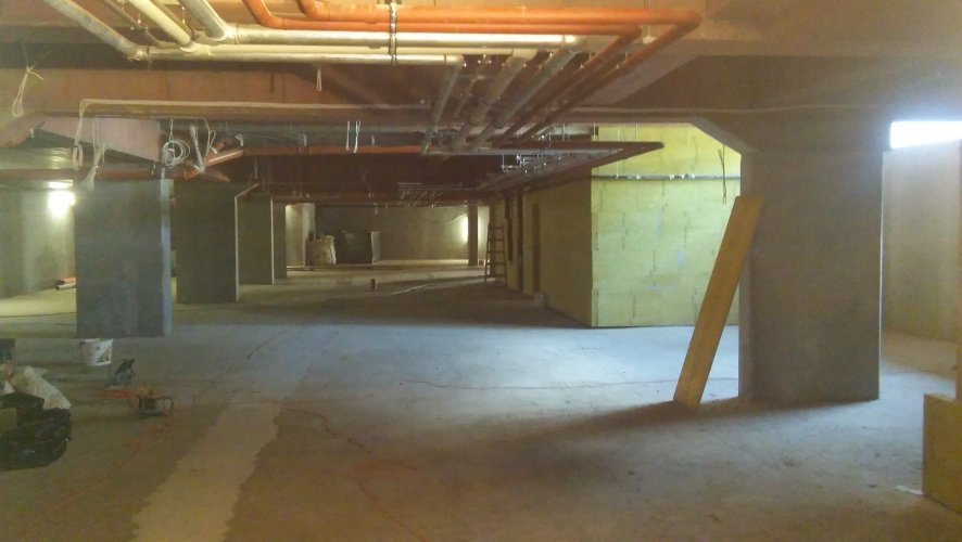Budynek 2 - podziemna hala garażowa z szerokimi i wygodnymi miejscami parkingowymi.