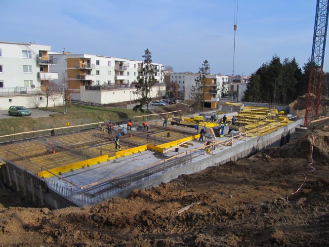 Budynek 1 - prace na poziomie stropu nad podziemną halą garażową, widok w kierunku północno-wschodnim.