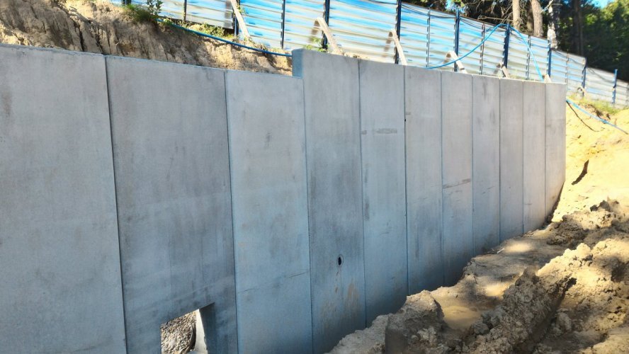 Fragment muru oporowego wzmacniającego skarpę w strefie wjazdu na osiedle z ulicy Australijskiej.