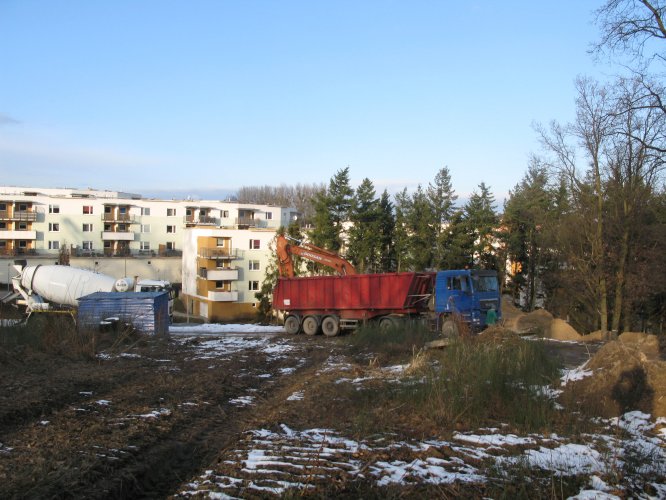 Osiedle Gdyńskie - wywrotki wywożące ziemię z wykopu pod budynek 1, w tle widoczne osiedle WAM.