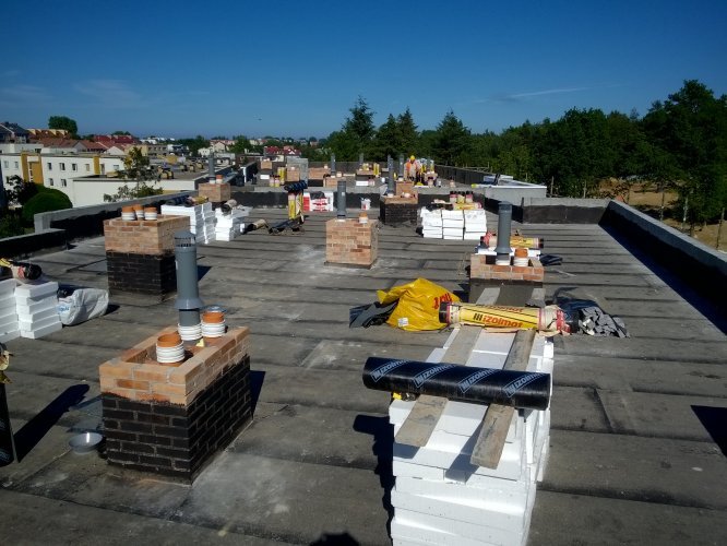 Budynek 1 - realizacja izolacji oraz docieplenia na dachu budynku, widok w kierunku północnym.