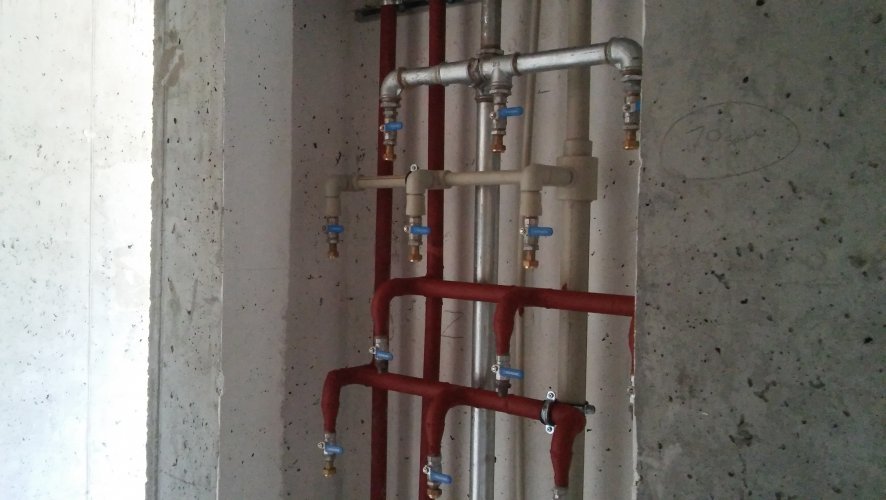 Budynek 2 - instalacje wodne oraz centralnego ogrzewania w szachtach zlokalizowanych na korytarzu.