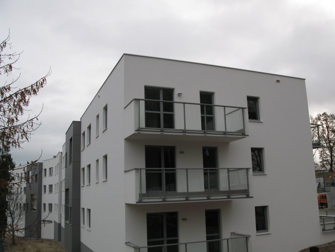 Budynek 1 - elewacja zachodnia z dużymi balkonami, widok od strony wjazdu na teren osiedla.