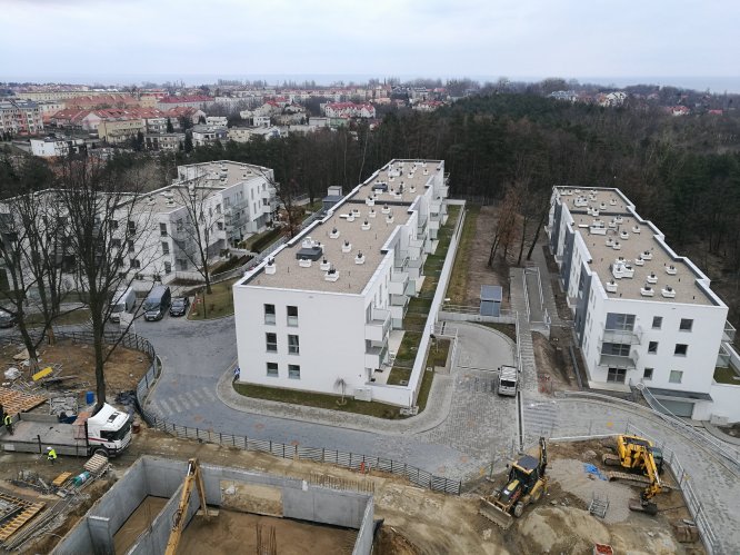 Osiedle Gdyńskie oraz oddane budynki: 2, 3 i 6 - widok z dźwigu w kierunku wschodnim. W tle otaczający osiedle las oraz Zatoka Gdańska.