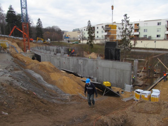 Budynek 1 - prace na poziomie podziemia budynku, widok w kierunku północno-zachodnim, w stronę wjazdu na teren osiedla.