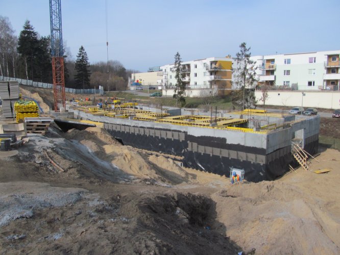 Budynek 1 - prace na poziomie podziemnej hali garażowej, widok z terenu osiedla w kierunku północno-zachodnim.