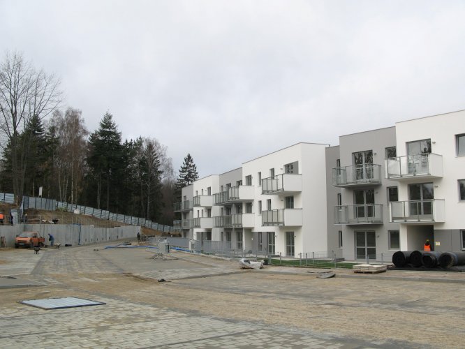 Budynek 1 - wewnętrzna droga osiedlowa oraz miejsca postojowe na terenie, widok w kierunku zachodnim.