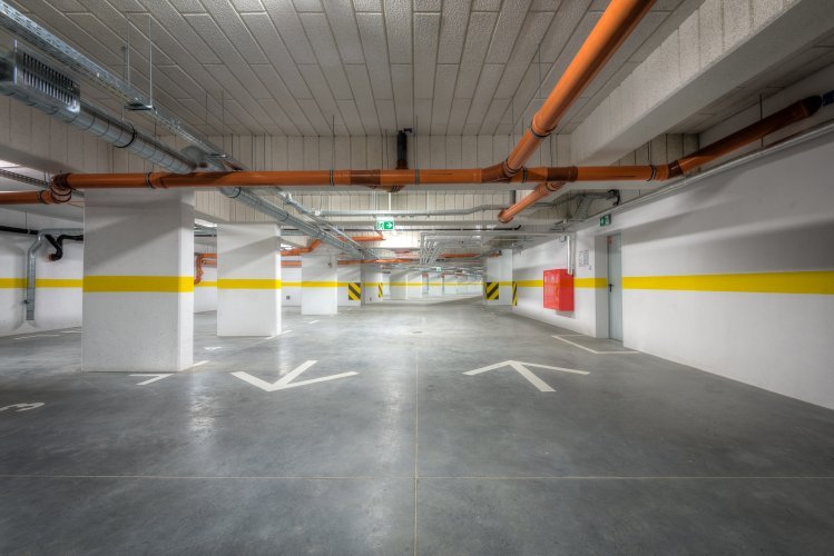 Budynek 1 - podziemna hala garażowa z szerokimi, wygodnymi miejscami parkingowymi.