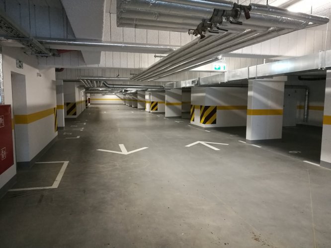 Budynek 6 - podziemna hala garażowa z szerokim przejazdem oraz wygodnymi miejscami parkingowymi.