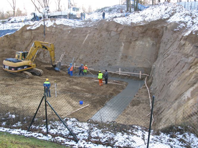 Osiedle Gdyńskie - wykop pod budynek 1, widoczny beton wylewany pod ławy fundamentowe.