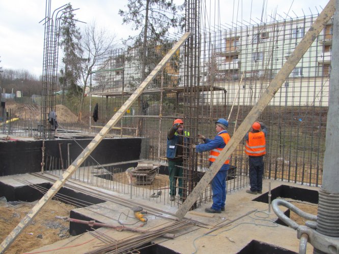 Budynek 1 - prace zbrojarskie na poziomie podziemnej hali garażowej, realizacja żelbetowych ścian.