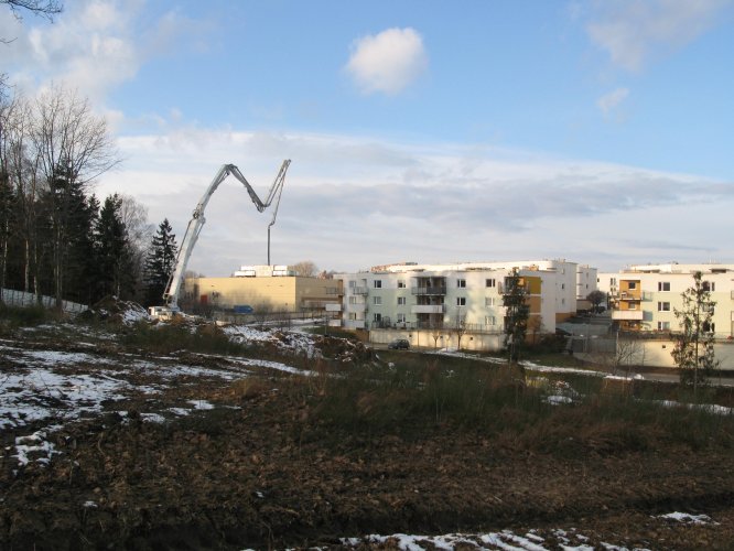 Osiedle Gdyńskie - widok z terenu inwestycji w kierunku północno-zachodnim, w tle budynki osiedla WAM.