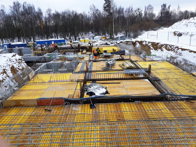 Budynek 5 - strop nad podziemną halą garażową, widok od strony budynku 4 w kierunku południowym.