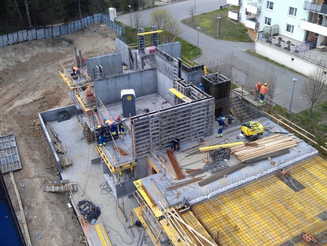 Budynek 1 - prace na poziomie piętra 2, realizacja ścian żelbetowych, widok z dźwigu w kierunku wjazdu na teren osiedla.