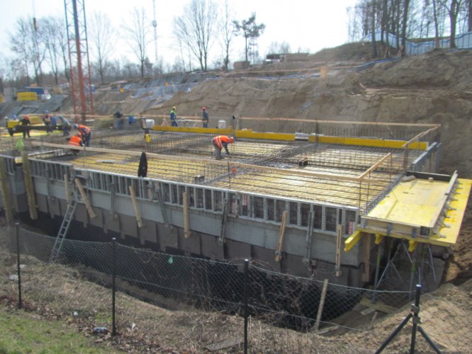 Budynek 1 - układanie zbrojenia stropu przed wylaniem betonu, widok w kierunku południowo-wschodnim.