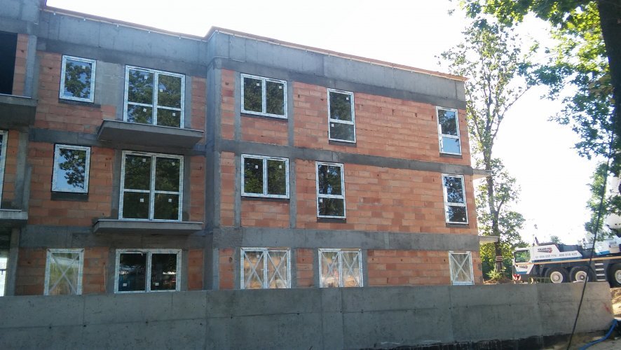 Budynek 2 - fragment elewacji zachodniej po zamontowaniu stolarki okiennej, widok od strony budynku 1.