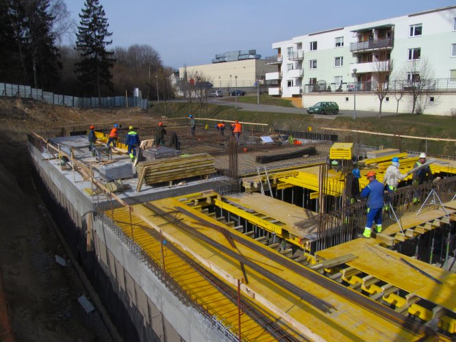 Budynek 1 - realizacja stropu nad podziemną halą garażową, widok w kierunku wjazdu na teren osiedla.