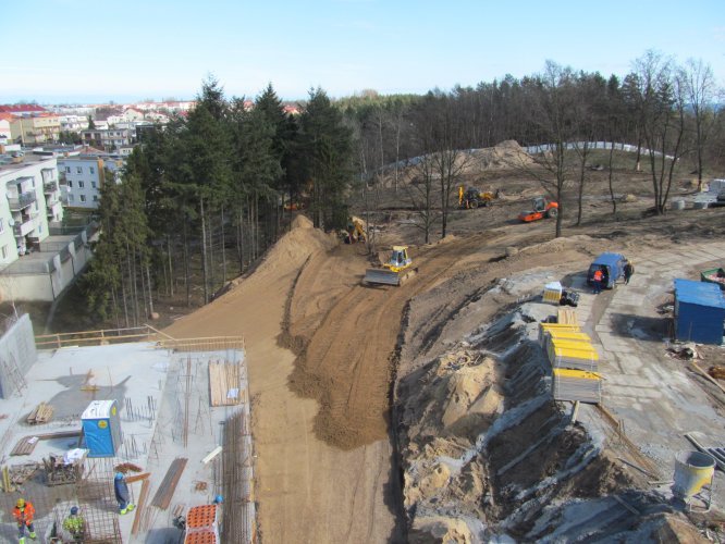 Budynek 1 - widok z dźwigu w kierunku wschodnim - teren inwestycji pod budynki: 2 i 3 oraz plac zabaw dla dzeci.