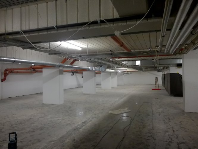 Budynek 1 - podziemna hala garażowa dostępna z sekcji A, B i C, ostatnie prace wykończeniowe.