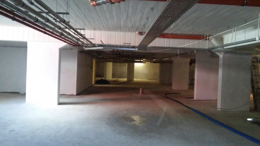 Budynek 2 - prace wykończeniowe w podziemnej hali garażowej.