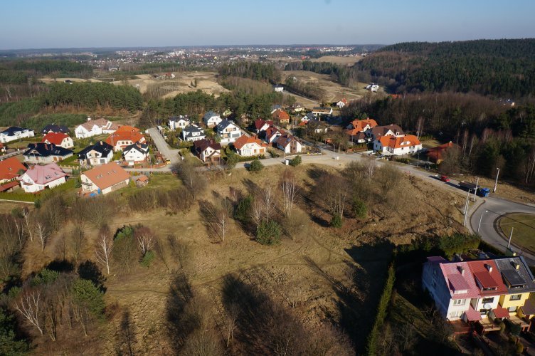 Willa Park - teren inwestycji w otoczeniu zabudowy jednorodzinnej, widok w kierunku północno-zachodnim.