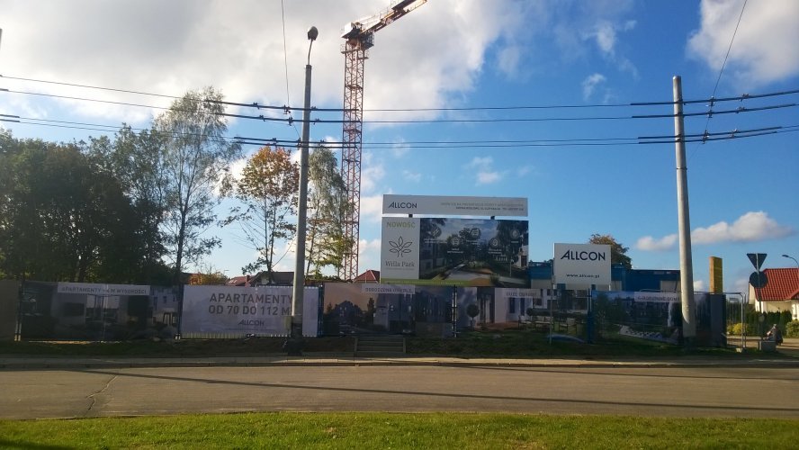 Willa Park - ogrodzenie terenu budowy widok od strony pętli autobusowo-trolejbusowej.