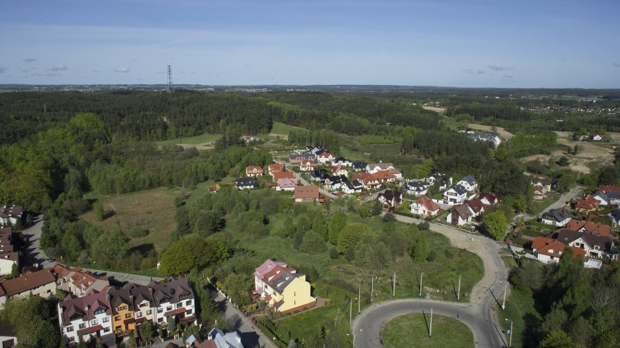 Teren inwestycji Willa Park w sąsiedztwie zabudowy jednorodzinnej.