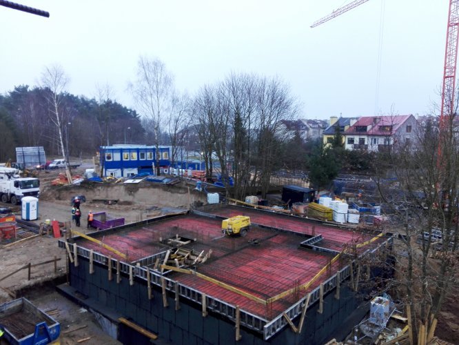 Willa Park - teren budowy widoczny z budynku 5. Prace na poziomie parteru, nad podziemną halą garażową budynków 8 i 9.