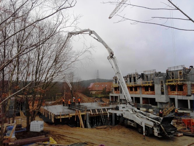 Budynki 8 i 9 - zalewanie betonem stropu nad podziemną halą garażową. W tle widoczne budynki: 3, 4 i 5.