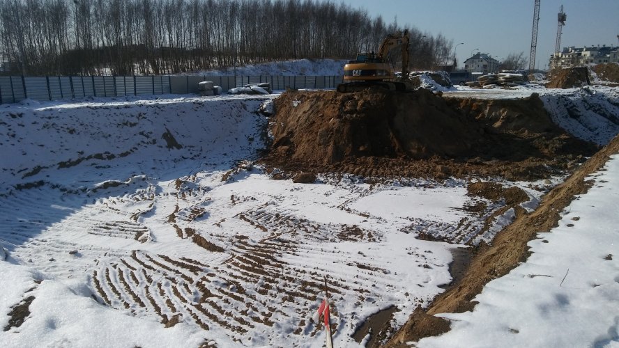 Prace ziemne pod budynkami drugiego Zielonej Alei. Widoczny wykop pod fundamety budynku.